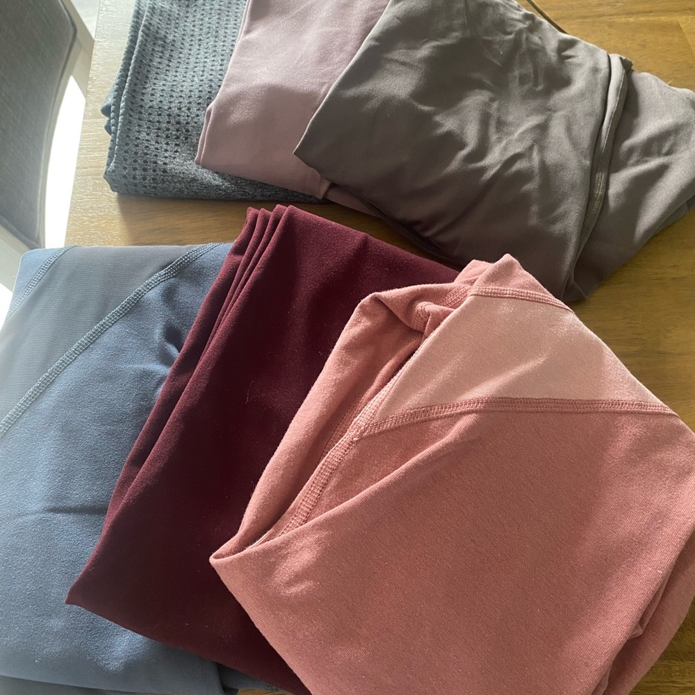Size small, old navy and dunnes (light grey) activewear. 6 pairs included